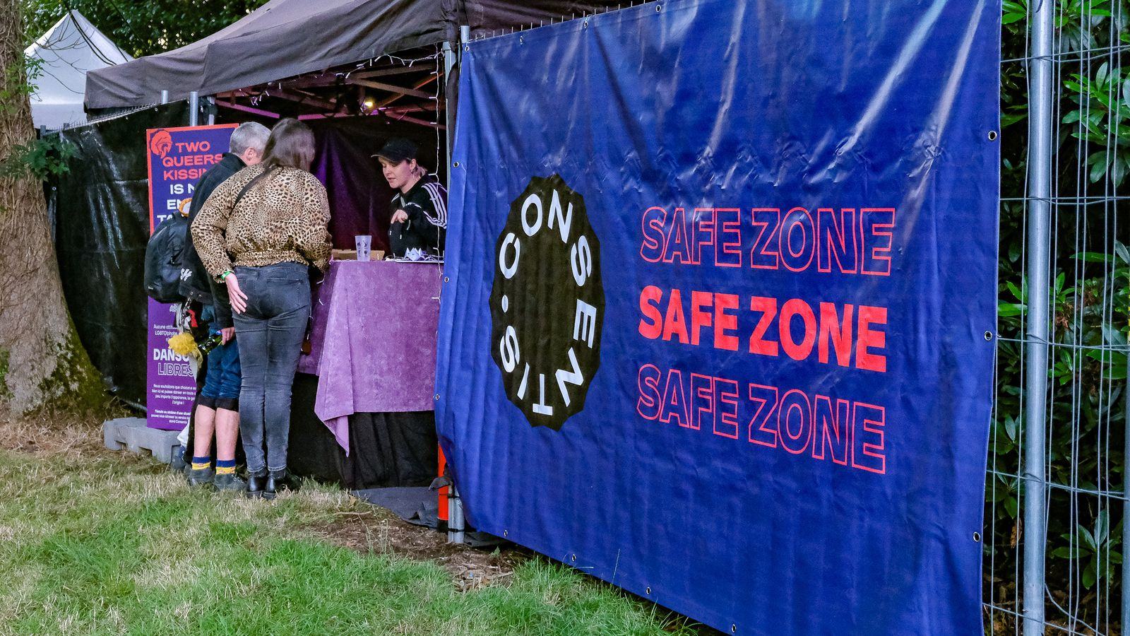 Le stand Consentis en festival, derrière une grande banderole « Safe Zone » tendue sur les barrières.